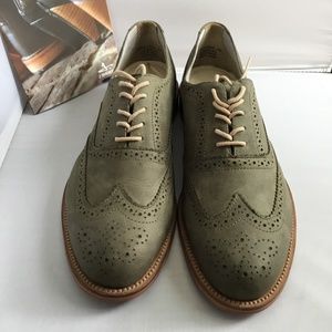 DRESS-UP SHOES FOR MEN.